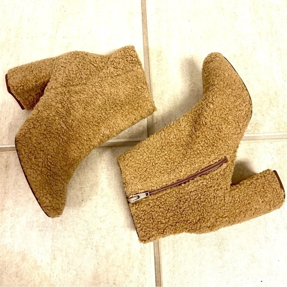 URBAN OUTFITTERS Timber Faux Sherpa Ankle Boots tan women’s size 8.5M